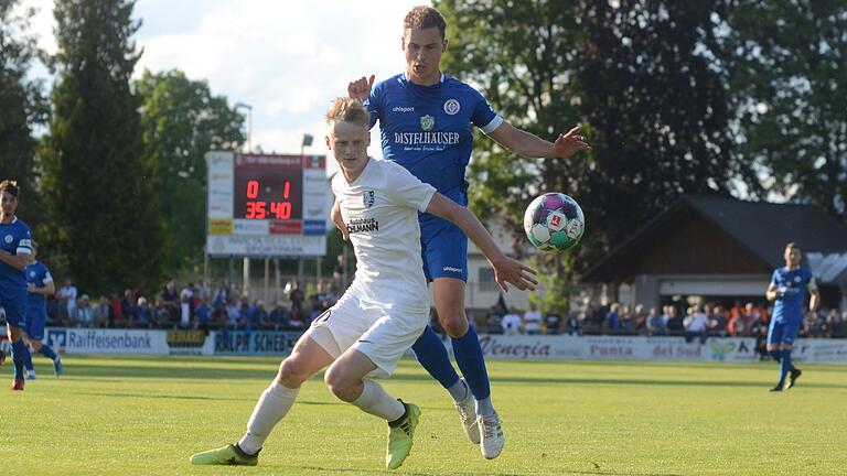 Marco Kunzmann (vorne) und Lukas Imgrund im Zweikampf: Der TSV Karlburg und der Würzburger FV stehen sich in der Saison 2024/25 erneut in der Fußball-Bayernliga Nord gegenüber.