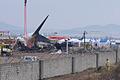Passagierflugzeug in Südkorea verunglückt       -  Die Maschine von Jeju Air zerschellte am Ende der Landebahn.
