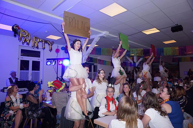 Das Finale beim Löbbicher Weiberfasching mit dem Tanz des "Löbbicher Orschgewackel". Das Finale beim Löbbicher Weiberfasching mit dem Tanz des "Löbbicher Orschgewackel".