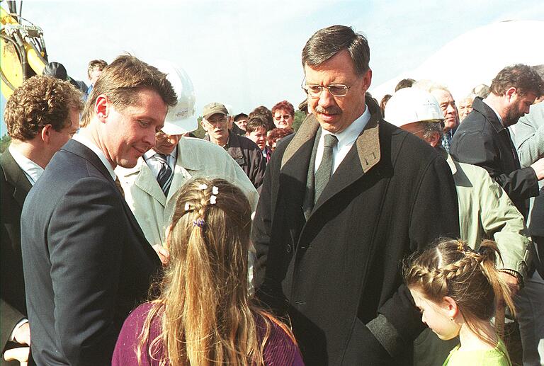 Der damalige Wirtschaftsminister von Baden-Württemberg, Walter Döring (rechts), nahm im April 2002 den Spatenstich für das umstrittene Factory Outlet Center Wertheim vor. Das Bild zeigt Döring im Gespräch mit Kindern und mit dem Deutschland-Chef John Quinn vom Investor Value Retail. Der damalige Wirtschaftsminister von Baden-Württemberg, Walter Döring (rechts), nahm im April 2002 den Spatenstich für das umstrittene Factory Outlet Center Wertheim vor. Das Bild zeigt Döring im Gespräch mit Kindern und mit dem Deutschland-Chef John Quinn vom Investor Value Retail.