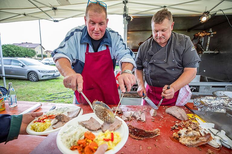 Fast im Akkord wurden die Portionen serviert, um die hungrigen Gäste nicht allzu lange warten zu lassen. Im Bild (von links) die beiden Vereinsvorsitzenden Klaus Münch und Josef Issing.