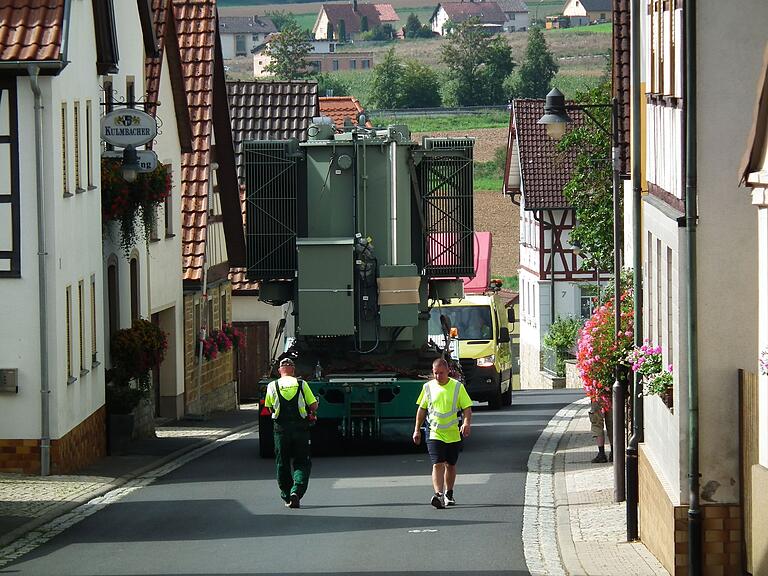 An den Engstellen der Hauptstraße in Humprechtshausen war das Parken zeitweise verboten. Sonst wäre der Schwertransport nicht durchgekommen. An den Engstellen der Hauptstraße in Humprechtshausen war das Parken zeitweise verboten. Sonst wäre der Schwertransport nicht durchgekommen.