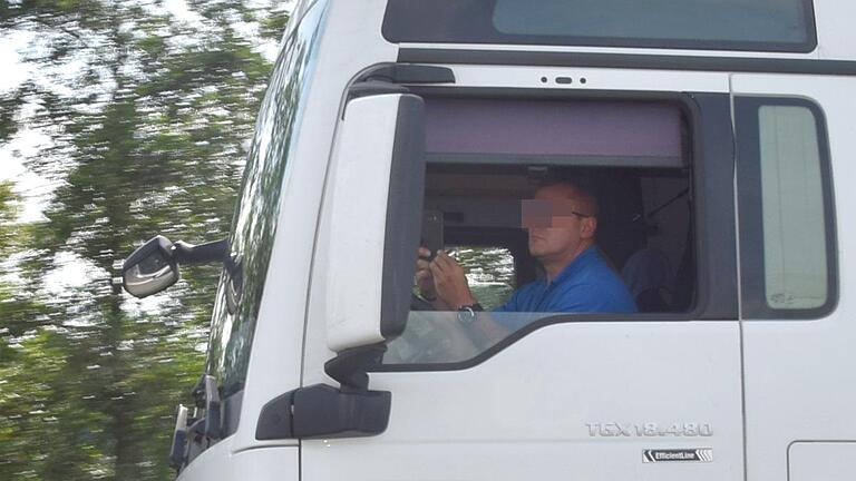 Bei einem schweren Verkehrsunfall auf der A 3 bei Schlüsselfeld am Freitag, 28.07.2017, sorgten schaulustige Verkehrsteilnehmer auf der Gegenfahrbahn für einen Stau.