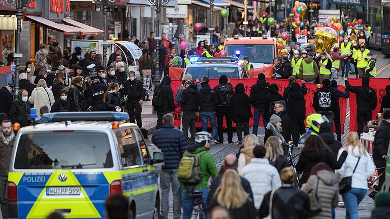 Antifa und Grüne Jugend&nbsp; blockierten den Querdenker-Faschingszug in der Würzburger Innenstadt.