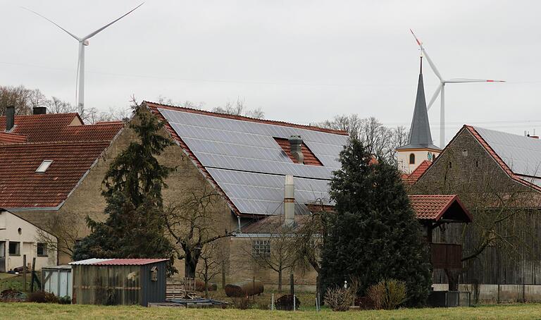 Windräder bei Krautheim: Die 10-H-Regel regelt in Bayern den Mindestabstand von Windrädern zu Wohnsiedlungen. Die Gemeinden können diese Regel aber umgehen – wenn sie wollen. Windräder bei Krautheim: Die 10-H-Regel regelt in Bayern den Mindestabstand von Windrädern zu Wohnsiedlungen. Die Gemeinden können diese Regel aber umgehen – wenn sie wollen.