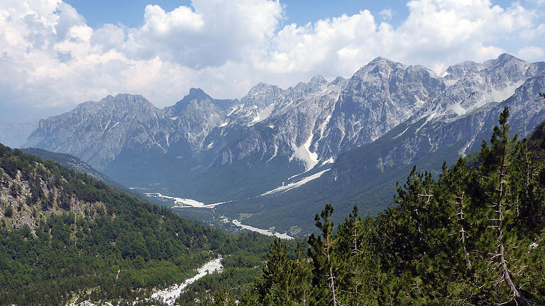 Urlaub 2024: FTI verspricht Schnäppchen im Sommerprogramm.jpeg - Urlaub 2024: FTI verspricht Schnäppchen im SommerprogrammNatur pur: Albanien lockt mit unberührten Landschaften. Foto: Florian Sanktjohanser/dpa-tmn Urlaub 2024: FTI verspricht Schnäppchen im Sommerprogramm.jpeg - Urlaub 2024: FTI verspricht Schnäppchen im SommerprogrammNatur pur: Albanien lockt mit unberührten Landschaften. Foto: Florian Sanktjohanser/dpa-tmn