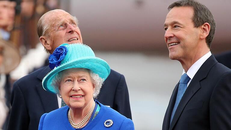 Die Queenim Land der &bdquo;Königinnen&ldquo;       -  Am Dienstagabend ist Queen Elizabeth II. mit ihrem Mann Philip in Berlin eingetroffen. In Empfang genommen wurde sie vom britischen Botschafter Simon McDonald (rechts). In Deutschland wurde der Adelsstand zwar längst aufgehoben, doch werben hierzulande etwa 1000 &bdquo;Königinnen&ldquo; für Regionen und Produkte.