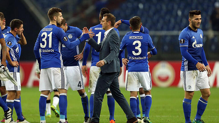 Souverän - Die Schalker um Trainer Markus Weinzierl (M.) feierten in Europa den vierten Sieg im vierten Spiel. Foto: Ina Fassbender Souverän - Die Schalker um Trainer Markus Weinzierl (M.) feierten in Europa den vierten Sieg im vierten Spiel. Foto: Ina Fassbender