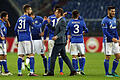 Souverän       -  Die Schalker um Trainer Markus Weinzierl (M.) feierten in Europa den vierten Sieg im vierten Spiel. Foto: Ina Fassbender
