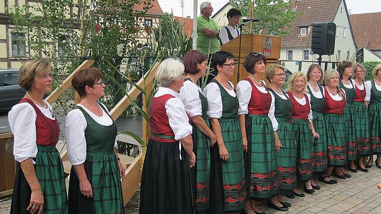 Nicht nur Brau-Tradition wurde beim Fest in Rügheim präsentiert: Vorgestellt wurde den Besuchern von Renate Ortloff vom Landratsamt auch die Haßbergtracht. Nicht nur Brau-Tradition wurde beim Fest in Rügheim präsentiert: Vorgestellt wurde den Besuchern von Renate Ortloff vom Landratsamt auch die Haßbergtracht.