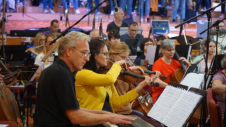 Peter Silberbach am elektrischen Klavier vor den Streicherinnen. Peter Silberbach am elektrischen Klavier vor den Streicherinnen.