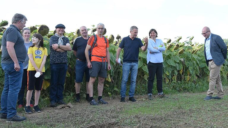 Intensiv diskutierte Bundestagsabgeordnete Manuela Rottmann (2. von rechts) auf dem Hof von Eberhard Räder (3. von rechts) in Bastheim mit zahlreichen Teilnehmern über die Landwirtschaft der Zukunft.