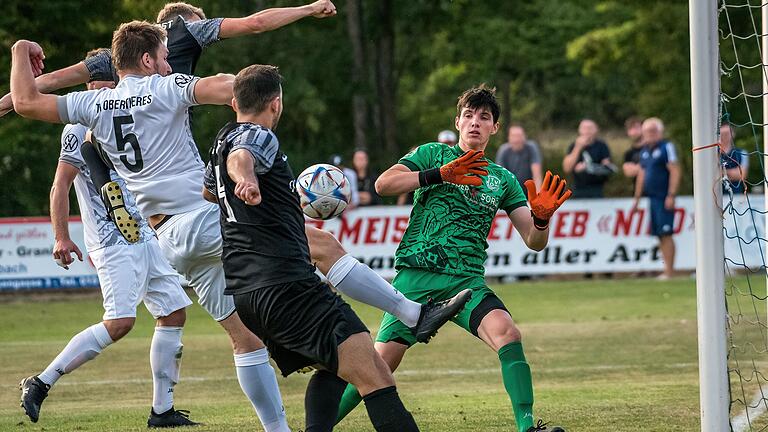 Der Oberthereser Schlussmann Gabriel Stapf (rechts) musste im Pokal-Viertelfinale gegen den TSV Forst fünfmal hinter sich greifen. Dieser Versuch des Forsters Kai Hochrein (vorne) richtet allerdings keinen Schaden an. Der Oberthereser Schlussmann Gabriel Stapf (rechts) musste im Pokal-Viertelfinale gegen den TSV Forst fünfmal hinter sich greifen. Dieser Versuch des Forsters Kai Hochrein (vorne) richtet allerdings keinen Schaden an.