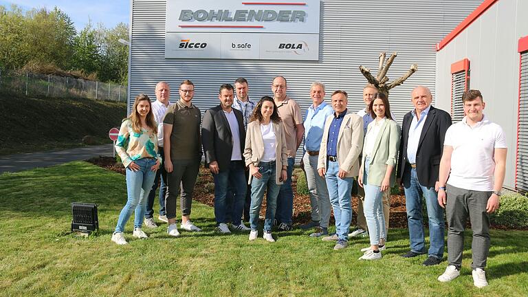 (v. l.) Ramona Rackl, Wolfgang Haun, Jonas Brückner, Alexander Heer, Rainer Oberst, Anja Kriegisch, Christian Zorn, Armin Kordmann, Volker Bohlender (Geschäftsführer), Jens Heller, Jenny Kordmann, Lothar Derr, Dominik Hehn). (v. l.) Ramona Rackl, Wolfgang Haun, Jonas Brückner, Alexander Heer, Rainer Oberst, Anja Kriegisch, Christian Zorn, Armin Kordmann, Volker Bohlender (Geschäftsführer), Jens Heller, Jenny Kordmann, Lothar Derr, Dominik Hehn).