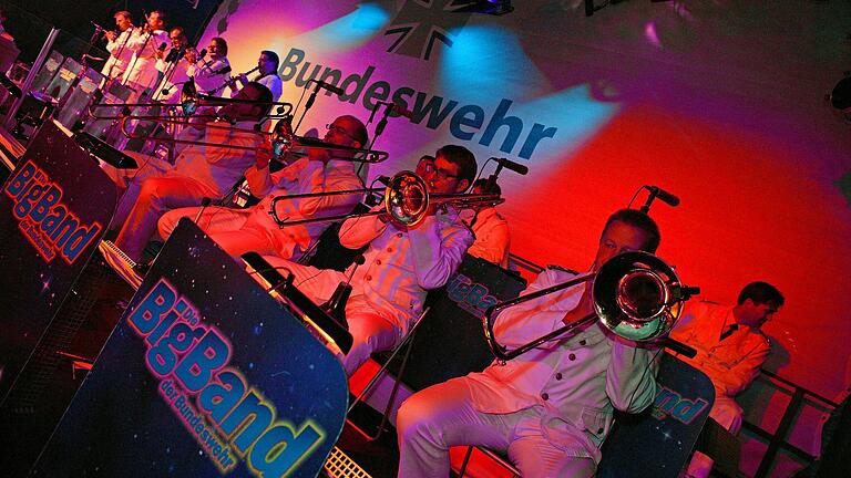 Die Big Band der Bundeswehr tritt bei verschiedenen Anlässen auf und gibt am 24. September ein Benefizkonzert auf dem Festplatz Martinswiese in Marktheidenfeld.