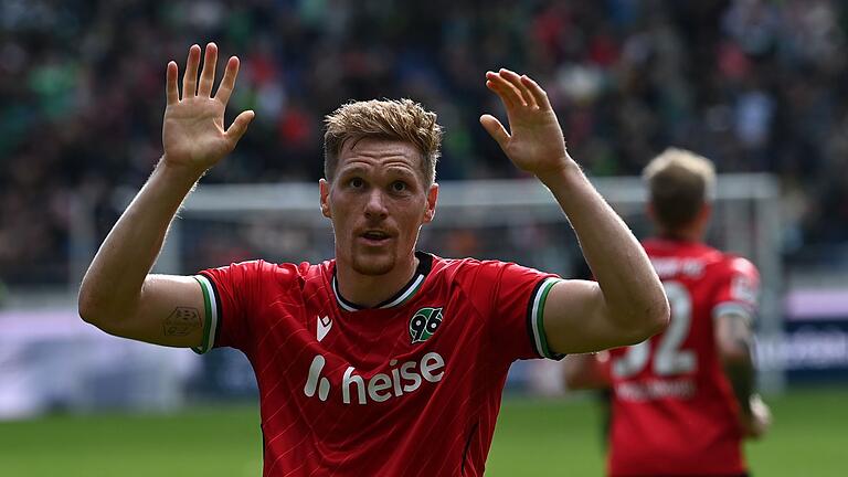 Hannover 96 - 1. FC Nürnberg       -  Trifft per Elfmeter: Marcel Halstenberg