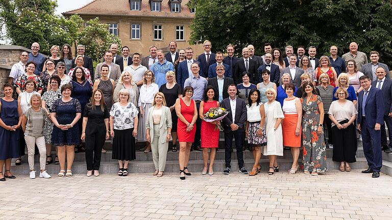 Die P&G-Jubilare aus dem Jahr 2021 mit Werksleitung und Betriebsrat. Die P&G-Jubilare aus dem Jahr 2021 mit Werksleitung und Betriebsrat.