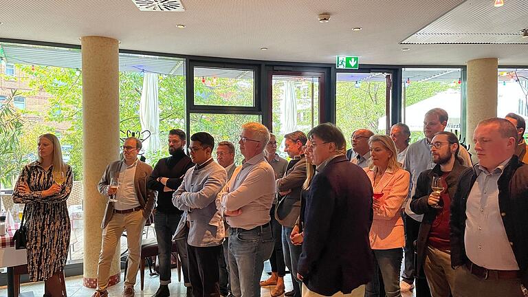 Bei der Wahlparty der Würzburger FDP zur Landtagswahl 2023 in Bayern ist die Stimmung gedrückt. Bei der Wahlparty der Würzburger FDP zur Landtagswahl 2023 in Bayern ist die Stimmung gedrückt. 