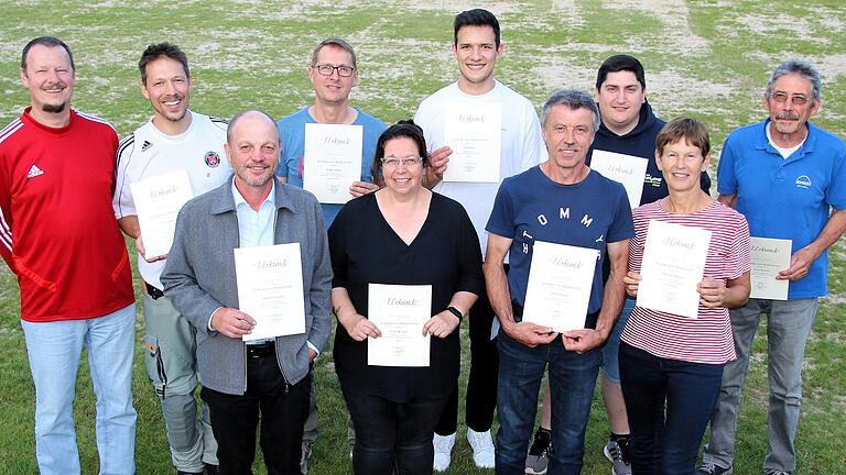 Vorstandsmitglied Martin Weidinger (hinten links) zeichnete in der Mitgliederversammlung des 1. FC Fahr langjährige Mitglieder aus, unter ihnen die Jubilare Herbert Leibold (vorne links) und Klaus Blendel (vorne, Zweiter von rechts).