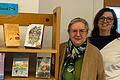 Claudia Scheler (links) und Anette Straub vor dem BookTok-Regal in der Stadtbibliothek Bad Neustadt