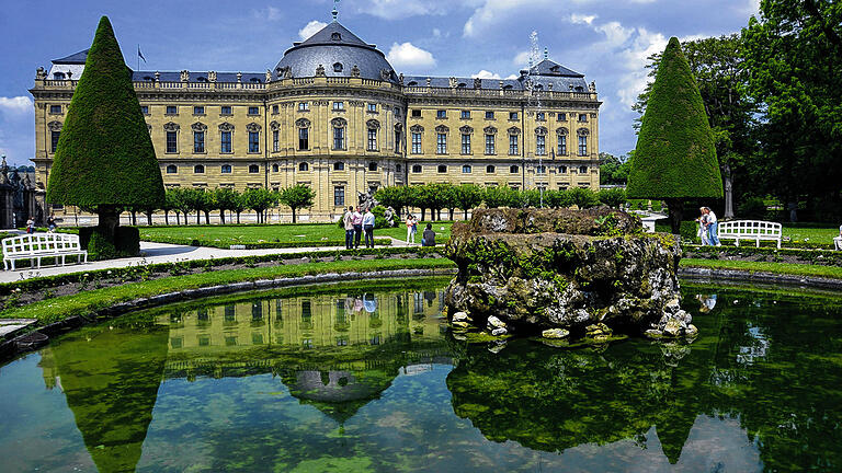 Oase in der Würzburger Innenstadt: Den südlichen Hofgarten prägen heute acht große Eiben, die im Zentrum um ein rundes Wasserbassin stehen. Oase in der Würzburger Innenstadt: Den südlichen Hofgarten prägen heute acht große Eiben, die im Zentrum um ein rundes Wasserbassin stehen.