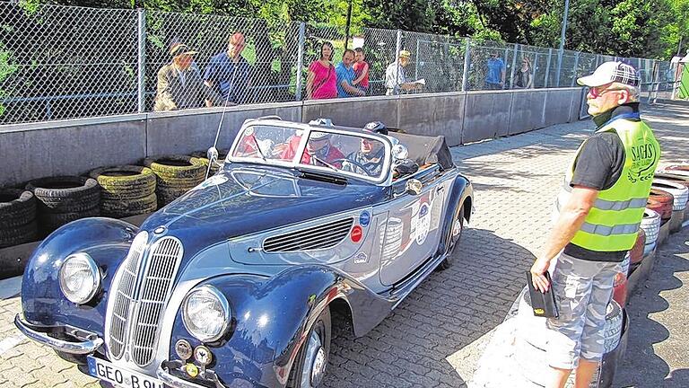 Lokalmatador: Der Gerolzhöfer Ulrich Adams ist wieder mit seinem BMW 327 Sport Cabriolet, Baujahr 1939, bei der Sachs Franken Classic am Start. 55 PS und ein Hubraum von 1971 Kubikzentimeter sorgen für eine Spitzengeschwindigkeit von 125 Stundenkilometer.