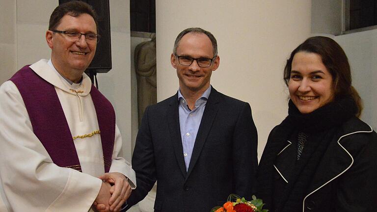 Dekan Andreas Krefft hieß den neuen Jugendseelsorger Johannes Krebs willkommen und dankte Jugendbildungsreferentin Daniela Englert für ihr Wirken. Dekan Andreas Krefft hieß den neuen Jugendseelsorger Johannes Krebs willkommen und dankte Jugendbildungsreferentin Daniela Englert für ihr Wirken.