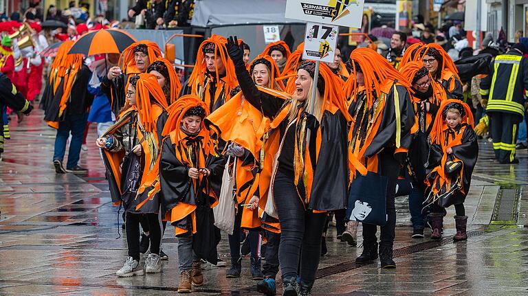 Mächtig Stimmung machte die Schwarze Elf in der Schweinfurter Innenstadt. Mächtig Stimmung machte die Schwarze Elf in der Schweinfurter Innenstadt.