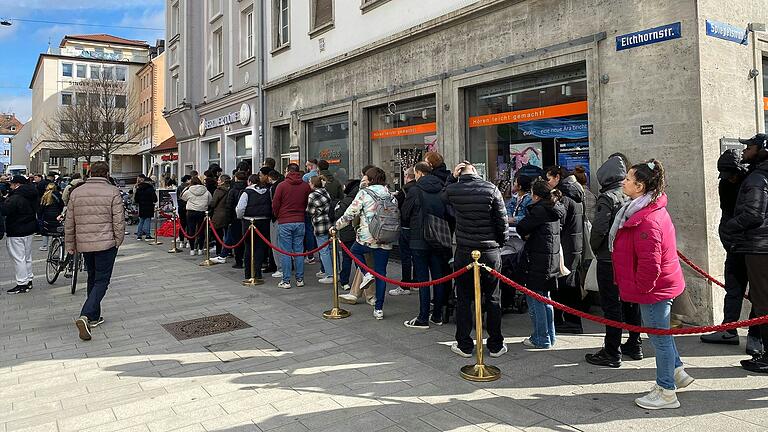 Bei der Neueröffnung der Kette 'Berliner Döner' in der Eichhornstraße in Würzburg bildete sich am 19. Februar eine Schlange. Der Grund: Der Döner kostete nur einen Cent.