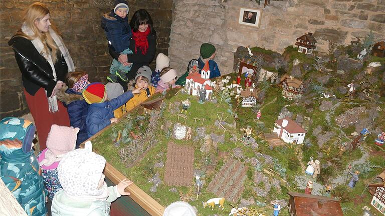 Die Kinder des Segnitzer Kindergartens konnten sich an den Einzelheiten der Krippenlandschaft in der Falksscheune kaum satt sehen. Die Kinder des Segnitzer Kindergartens konnten sich an den Einzelheiten der Krippenlandschaft in der Falksscheune kaum satt sehen.