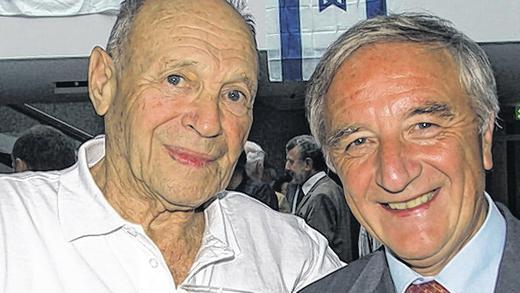 Gute Freunde: Joske Ereli und der frühere Landrat Herbert Neder 2008 beim Fest zum 10. Bestehen der Landkreis-Partnerschaft. Gute Freunde: Joske Ereli und der frühere Landrat Herbert Neder 2008 beim Fest zum 10. Bestehen der Landkreis-Partnerschaft.
