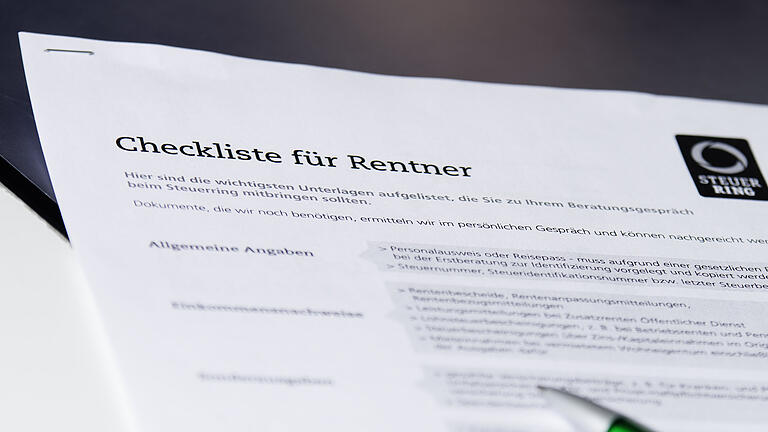 Ab Juli müssen etwas 48 000 Rentner neu Steuern auf ihre Rente zahlen. Was müssen sie bei der Steuerklärung beachten? Ab Juli müssen etwas 48 000 Rentner neu Steuern auf ihre Rente zahlen. Was müssen sie bei der Steuerklärung beachten? 
