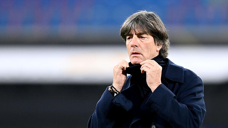 Joachim Löw wird sein Amt als Bundestrainer nach der EM 2012 aufgeben. Joachim Löw wird sein Amt als Bundestrainer nach der EM 2012 aufgeben.