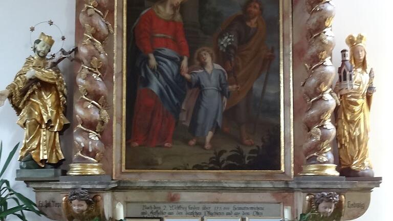 Kerzen und Bilder der PatronInnen der Landsmannschaften vor dem Altar der Heimat. Kerzen und Bilder der PatronInnen der Landsmannschaften vor dem Altar der Heimat.