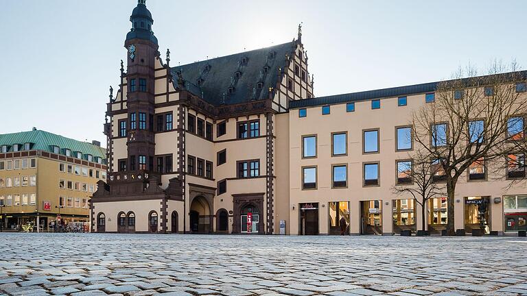 Braucht Schweinfurt ein Rechtsamt im Rathaus? SPD-Stadtrat Peter Hofmann hält dies aufgrund 'rechtlicher Unzulänglichkeiten' in den vergangenen Jahren für nötig. Die Mehrheit des Hauptausschusses folgte aber der Verwaltung, die die Stadt für gut aufgestellt hält. Braucht Schweinfurt ein Rechtsamt im Rathaus? SPD-Stadtrat Peter Hofmann hält dies aufgrund 'rechtlicher Unzulänglichkeiten' in den vergangenen Jahren für nötig. Die Mehrheit des Hauptausschusses folgte aber der Verwaltung, die die Stadt für gut aufgestellt hält.