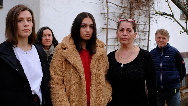Blicke in eine ungewisse Zukunft: Drei ukrainische Frauen haben in Herschfeld ein Obdach gefunden. Wann es Frieden gibt und wie es dann weiter geht, wissen sie nicht. Im Bild (von links) Katerina Fomina, Eva Stamm-Wilm, Tatiana Malinina,&nbsp; Alla Vazulia und Albrecht Wilm.
