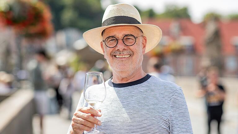 Wolfgang Ott ist aus Heilbronn nach Würzburg gekommen, um mit seiner Frau und deren Schwester den Wein zu genießen. Wolfgang Ott ist aus Heilbronn nach Würzburg gekommen, um mit seiner Frau und deren Schwester den Wein zu genießen.