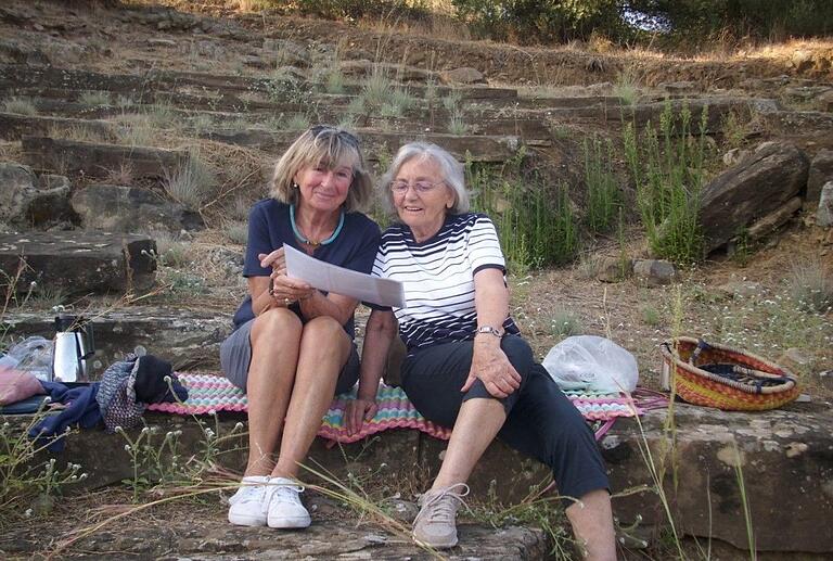 Ingrid "Ina" und ihre Freundin Ursula, die im Roman Lisa heißt, tragen im antiken Theater von Kalydon das Mythos der Eberjagd vor, wie es bei Homer erwähnt wird. Ingrid "Ina" und ihre Freundin Ursula, die im Roman Lisa heißt, tragen im antiken Theater von Kalydon das Mythos der Eberjagd vor, wie es bei Homer erwähnt wird.
