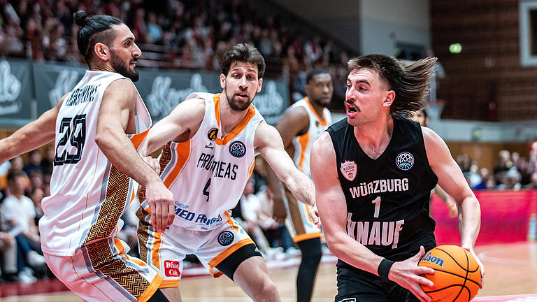 Die Würzburg Baskets verlieren dramatisch nach doppelter Verlängerung am Mittwoch 19.03.25 das Spiel gegen Promitheas Patras mit 115:119 in der tectake Arena in Würzburg.
