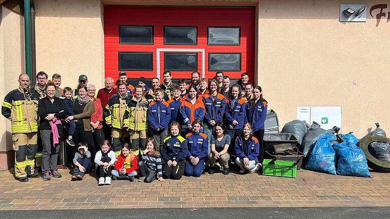 Teilnehmer der Müllsammelaktion vor dem Feuerwehrhaus Neuendorf. Teilnehmer der Müllsammelaktion vor dem Feuerwehrhaus Neuendorf.