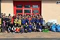 Teilnehmer der Müllsammelaktion vor dem Feuerwehrhaus Neuendorf.