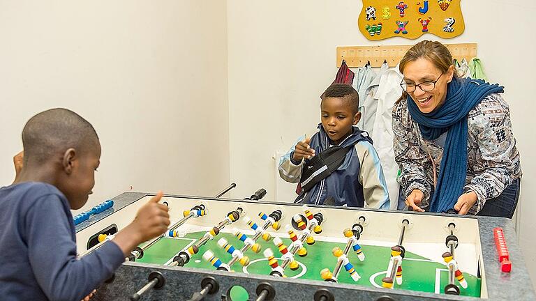 Da geht es rund: Erzieherin Barbara Finzel spielt Tischkicker mit Fewo und anderen Jungs.