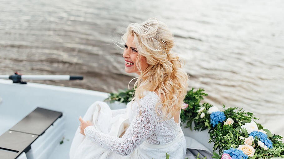 Hochzeit auf dem Wasser       -  Eine Hochzeit muss nicht immer auf festem Boden stattfinden. Brautpaare können sich auch auf dem Wasser das Ja-Wort geben.