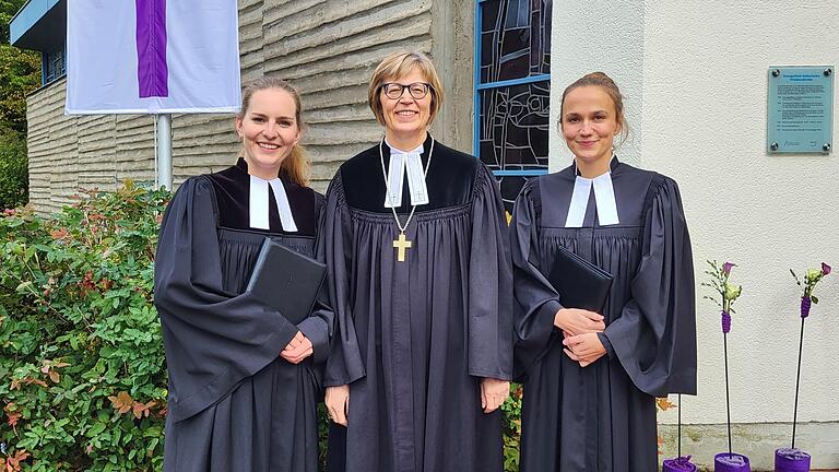 Doppelordination im September 2022 in Rottendorf (von links): Pfarrerin Henrike Acksteiner, Gisela Bornowski, Regionalbischöfin des Kirchenkreises Ansbach-Würzburg, Pfarrerin Ronja Vinzent (Würzburg). Doppelordination im September 2022 in Rottendorf (von links): Pfarrerin Henrike Acksteiner, Gisela Bornowski, Regionalbischöfin des Kirchenkreises Ansbach-Würzburg, Pfarrerin Ronja Vinzent (Würzburg).