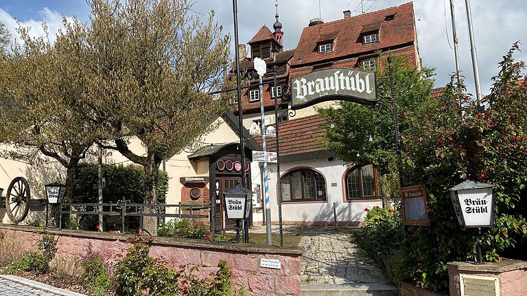 Blick von der Hauptstraße in Rothenfels in den Biergarten des früheren Braustübls der Bayerbräu. Die Gaststätte haben Andreas Bayer und Elke Müssig im Dezember 2022 geschlossen. Blick von der Hauptstraße in Rothenfels in den Biergarten des früheren Braustübls der Bayerbräu. Die Gaststätte haben Andreas Bayer und Elke Müssig im Dezember 2022 geschlossen.