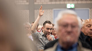 Einzelne Besucher stellen nach und nach Fragen. Rund 300 Menschen besuchen am 07.04.25 die Informationsveranstaltung in der Mehrzweckhalle in Himmelstadt zur geplanten und umstrittenen Unterkunft für Geflüchtete. Zum Diskussionsabend wurden auch Vertreter der Politik, der Regierung und der Polizei geladen.