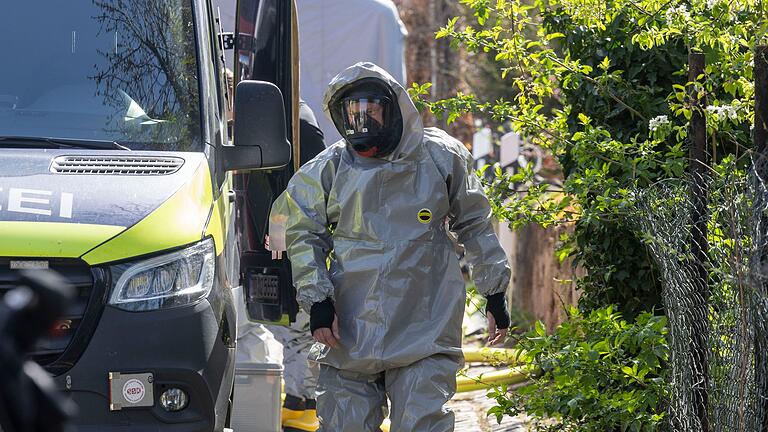 Razzia in Zeithain       -  Experten des LKA betreten unter Vollschutz ein Wohnhaus in Zeithain, in dem Giftstoffe gelagert sein sollen.
