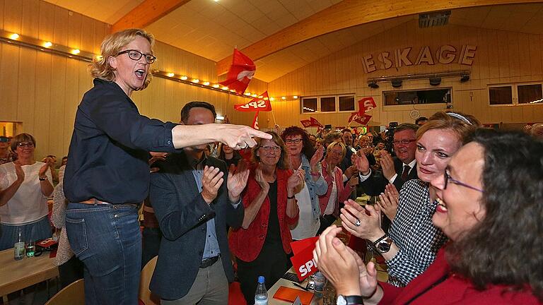Bayern-SPD vor der Landtagswahl - Wahlkampf im Faschingsheim in Schweinfurt: Macht Natascha Kohnen hier schon Parteichefin Andrea Nahles für das Debakel verantwortlich? Bayern-SPD vor der Landtagswahl - Wahlkampf im Faschingsheim in Schweinfurt: Macht Natascha Kohnen hier schon Parteichefin Andrea Nahles für das Debakel verantwortlich?