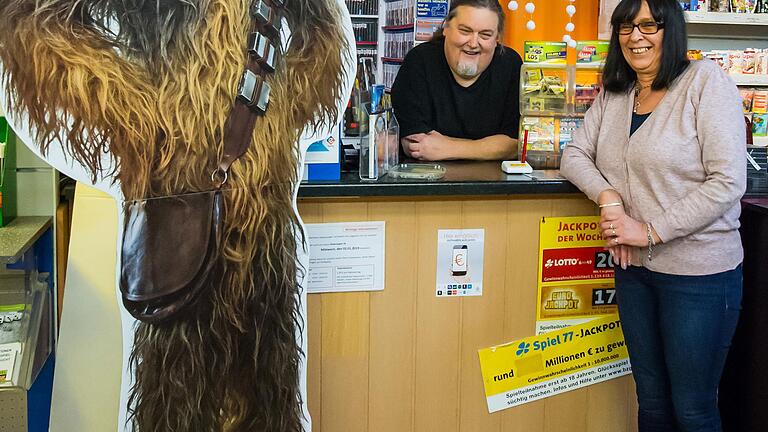 Zwei Film-Fans und ein Wesen vom anderen Stern. Klaus Gütlein und Gabi Kuldschun vom Video-Center neben der Pappversion einer Kultfigur aus der Star-Wars-Saga, dem haarigen Riesen Chewbacca. Zwei Film-Fans und ein Wesen vom anderen Stern. Klaus Gütlein und Gabi Kuldschun vom Video-Center neben der Pappversion einer Kultfigur aus der Star-Wars-Saga, dem haarigen Riesen Chewbacca.