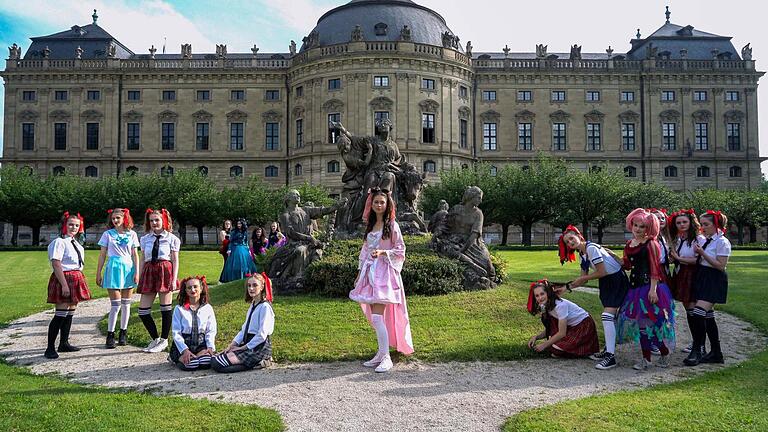 Szene aus dem Film "Die Würzburger Zauberflöte" mit Kostümen im Manga-Stil. Szene aus dem Film "Die Würzburger Zauberflöte" mit Kostümen im Manga-Stil.